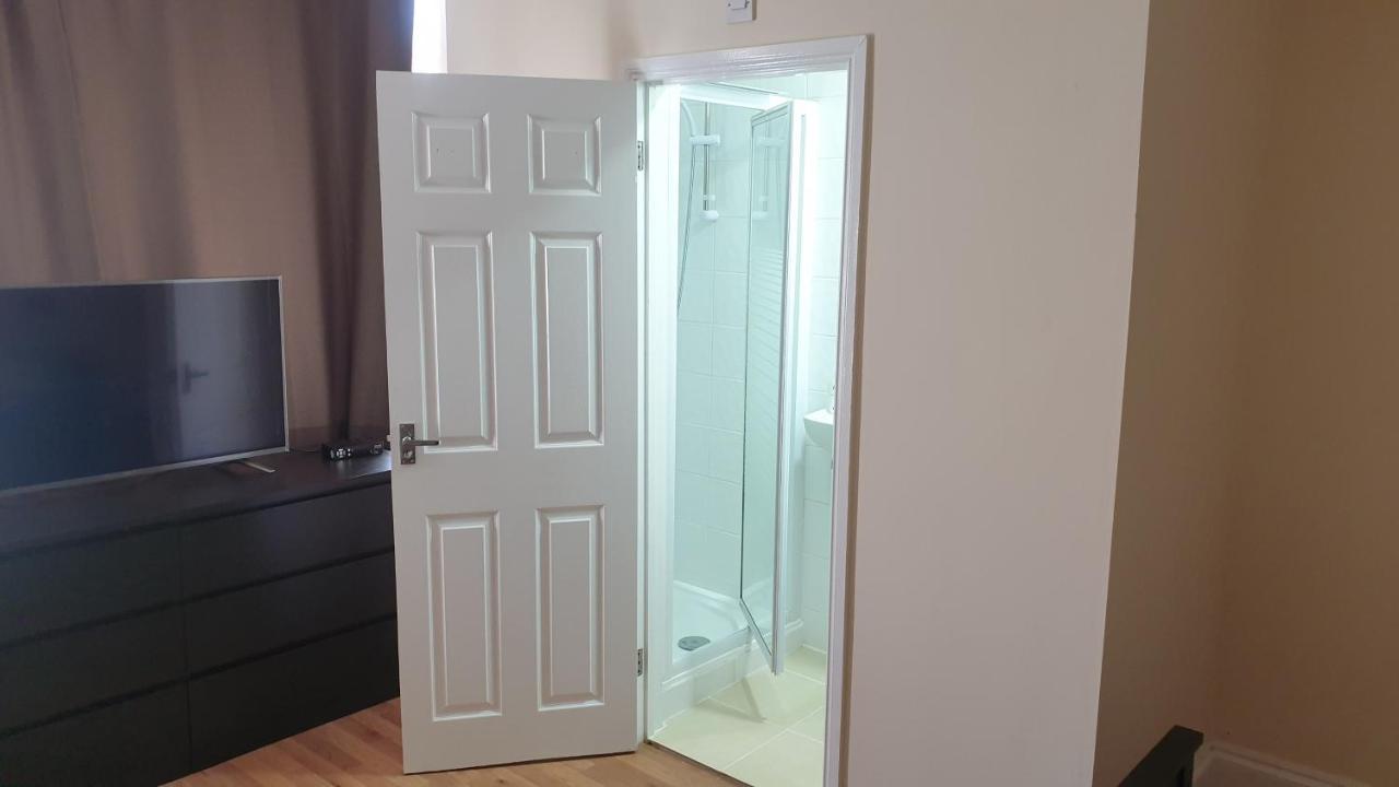 Appartement Guess Bungalow Wembley à Londres Extérieur photo